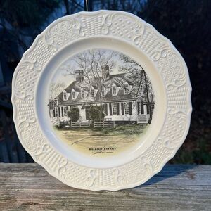 S P Skinner Raleigh Tavern Williamsburg Virginia 10” Decorative Plate